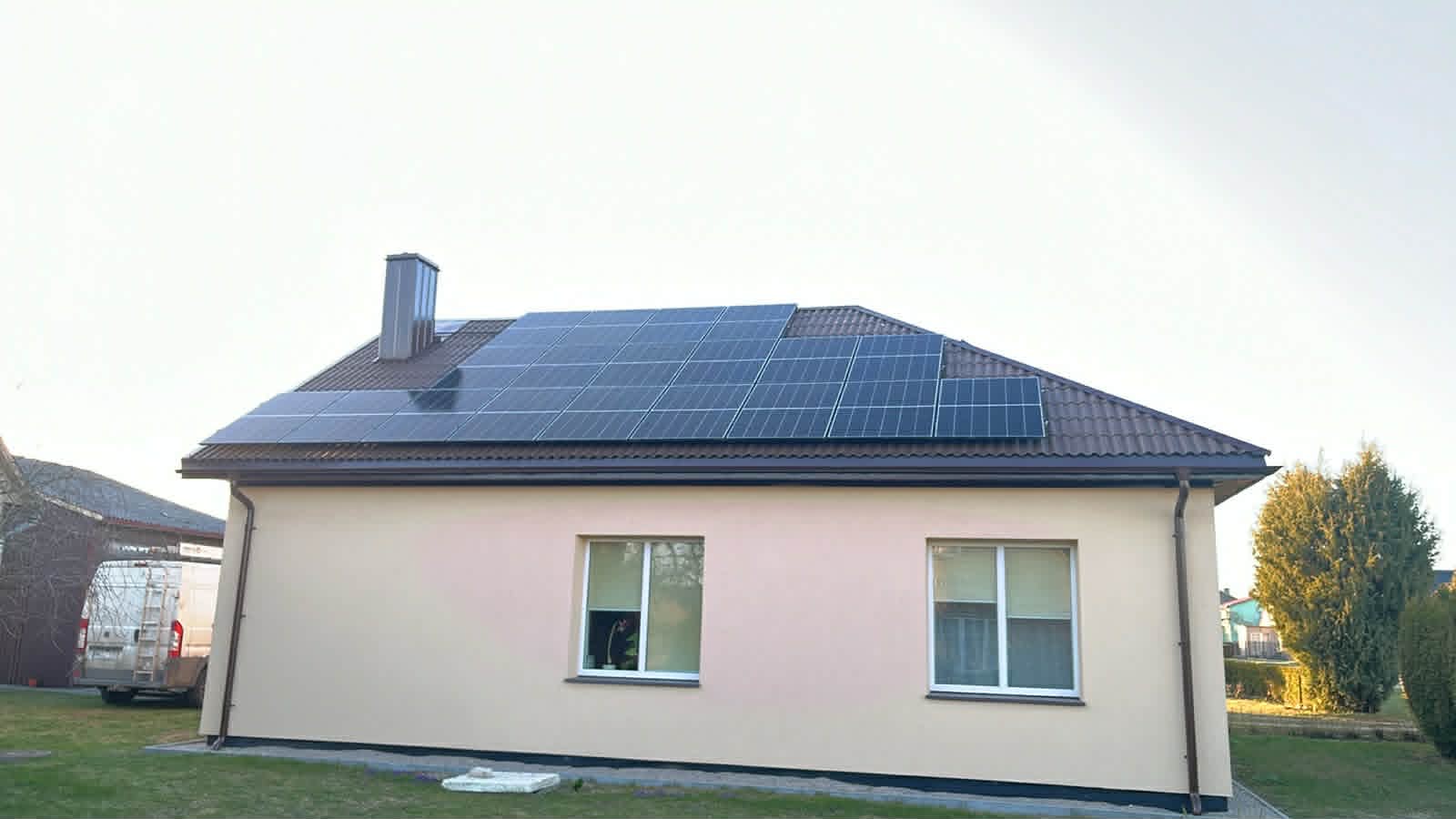Privatus namas su moduliais ant čerpinio stogo